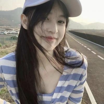 女孩向前走
